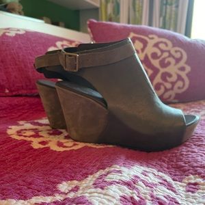 Cork Ease Gray Suede Wedge